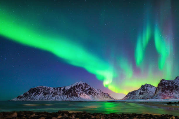 смешанные красочные полярные сияния borealis танцы в небе - arctic wintry landscape landscape snow стоковые фото и изображения