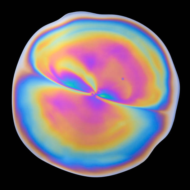 foto de la película de aceite opalescente único aislada - opalescent fotografías e imágenes de stock