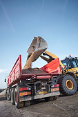 bagger-sand-bewegt-sich-in-einer-kiesgru