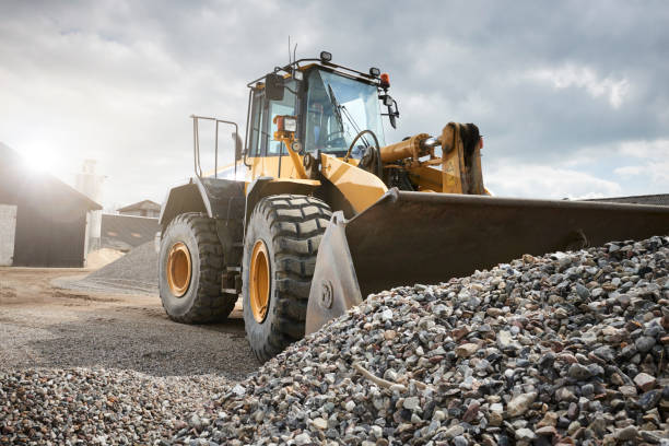 excavadora móvil arena en un hoyo de la grava - bulldozer fotografías e imágenes de stock