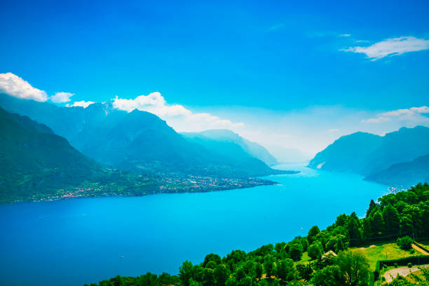 paysage du lac de côme. vue lac, les alpes et les village, italie - como mountain horizon landscape photos et images de collection