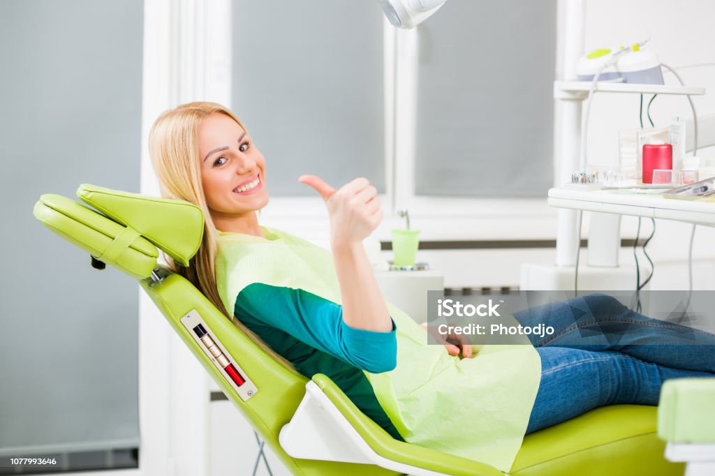 Junge Frau beim Zahnarzt - Lizenzfrei Daumen hoch Stock-Foto