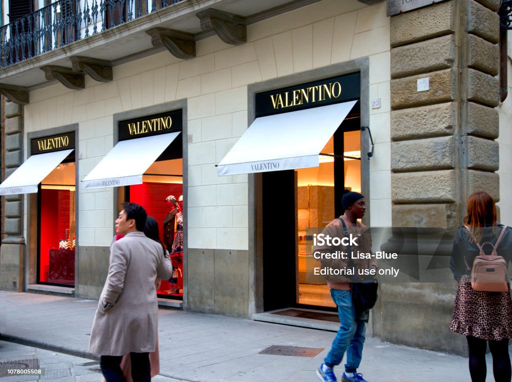 Ingen måde lomme symaskine People In Front Valentino Window Display In Florence Stock Photo - Download  Image Now - iStock