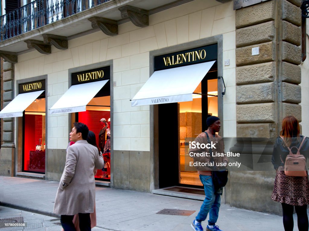 Ingen måde lomme symaskine People In Front Valentino Window Display In Florence Stock Photo - Download Image Now - iStock Ingen måde lomme symaskine People In Front Valentino Window Display In Florence Stock Photo - Download Image Now - iStock