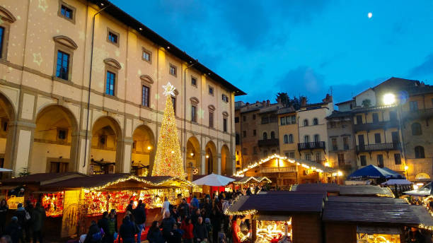 arezzo, italia - 17 novembre 2018: mercatino di natale tirolese nella bellissima piazza grande di arezzo, toscana - arezzo foto e immagini stock