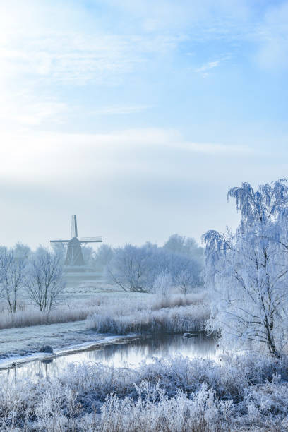 paisaje de invierno con un antiguo molino de viento en holanda cerca de kampen - dutch culture windmill landscape netherlands fotografías e imágenes de stock