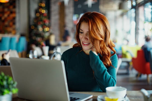 leende kvinna att skriva på laptop på café - julfika bildbanksfoton och bilder