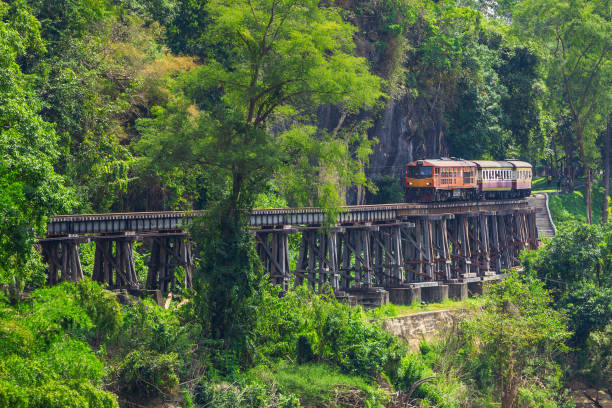 província de kanchanaburi, locomotiva, trem de vapor, tailândia, treinar - iron county - fotografias e filmes do acervo