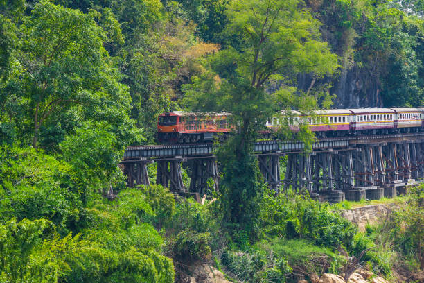 provincia di kanchanaburi, locomotiva, treno a vapore, thailandia, treno - kanchanaburi province train thailand diesel foto e immagini stock