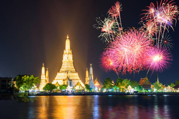 wat arun ratchawararam ratchawaramahawihan avec éclairage public historique avec feux d’artifice magnifique - arun photos et images de collection