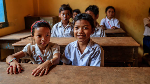 kambodżańskiej dzieci w szkole podczas zajęć, tonle sap, kambodża - workbook education school uniform child zdjęcia i obrazy z banku zdjęć
