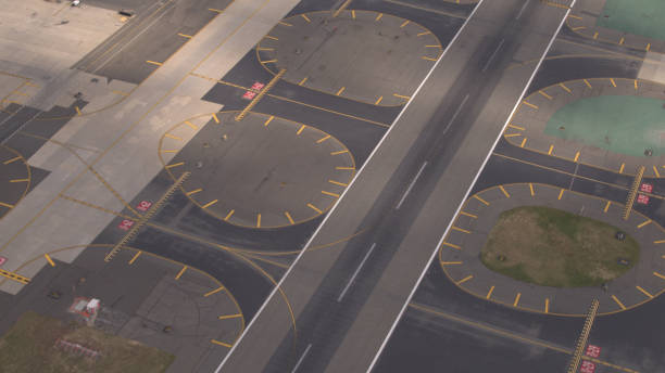 antenna: superficie di pavimentazione e marcature di volo sul campo di pista vuoto in aeroporto - runway airport airfield asphalt foto e immagini stock