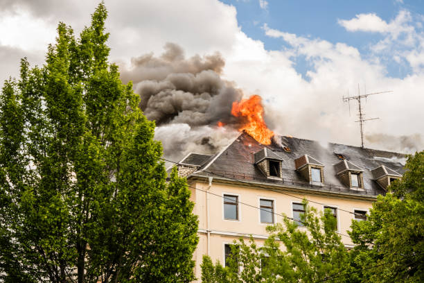 ardiente fuego de la casa "n - cañón de agua fotografías e imágenes de stock