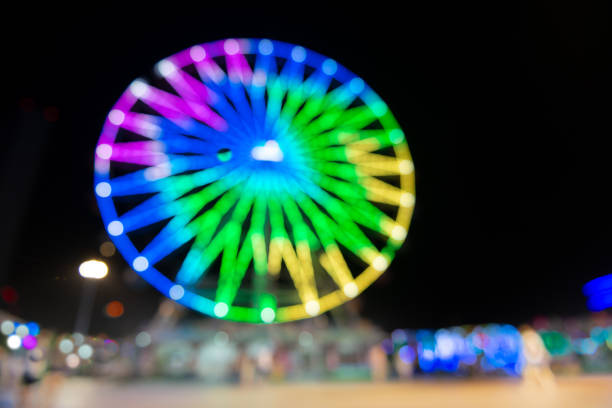 夜の遊園地の観覧車、 - ferris wheel wheel blurred motion amusement park ストックフォトと画像
