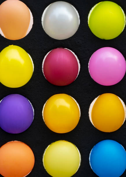 coloridos globos en el parque de atracciones - rubber dart fotografías e imágenes de stock