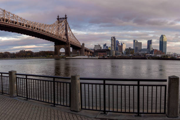 istock Long Island city from Roosevelt Island. 1078063916