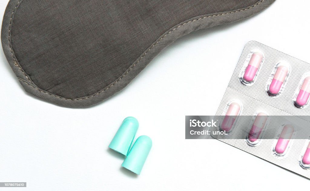 Allgemeine Werkzeuge für Schlafstörung, Auge Schatten, Ohrstöpsel und Schlaftabletten - Lizenzfrei Abgelenkt Stock-Foto