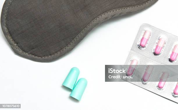 Allgemeine Werkzeuge Für Schlafstörung Auge Schatten Ohrstöpsel Und Schlaftabletten Stockfoto und mehr Bilder von Abgelenkt