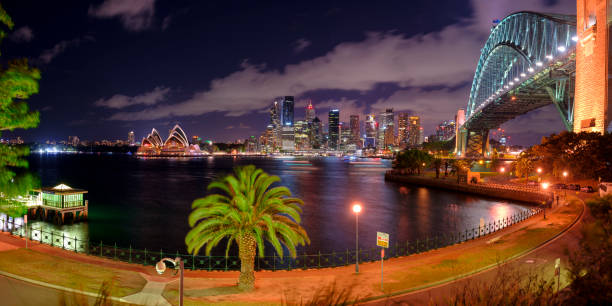 coup de temps nuit de sydney harbour bridge et l’opéra de milsons point, nsw, australie - milsons point photos et images de collection