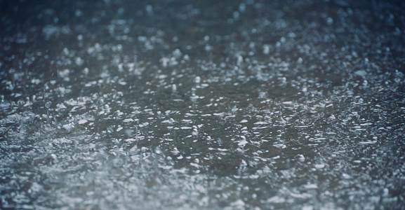 1360104901 istock Foto de lluvia borrosa agua burbujas fondo �nico 1078106416