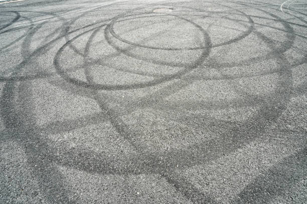 sumário de rodas pretas do pneu causadas pelo carro na estrada - skidding accident car tire - fotografias e filmes do acervo