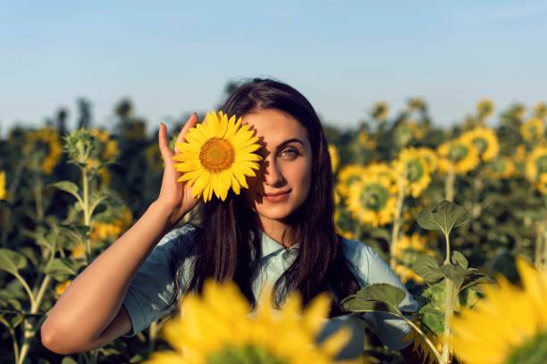 passeggiata estiva in campagna con una ragazza - 6005 foto e immagini stock