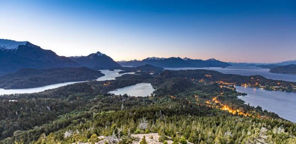 coucher de soleil argentine bariloche rio negro patagonia lac nahuel huapi - panoramic bariloche argentina scenics photos et images de collection