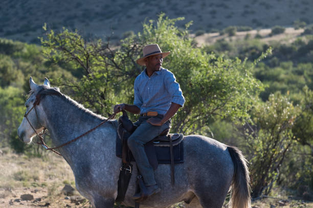 africano macho ranchero a caballo - cowboy hat hat wild west black fotografías e imágenes de stock