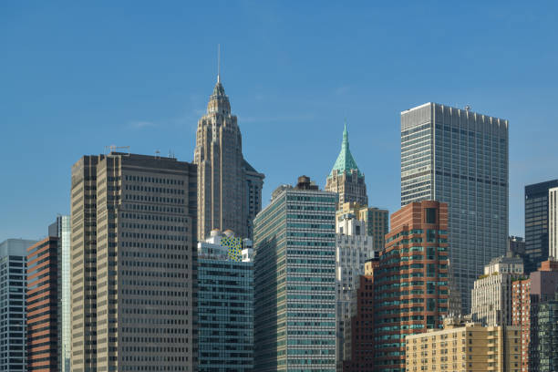 немногие скайкраперы на манхаттаре в нью- - downtown manhattan фотографии стоковые фото и изображения