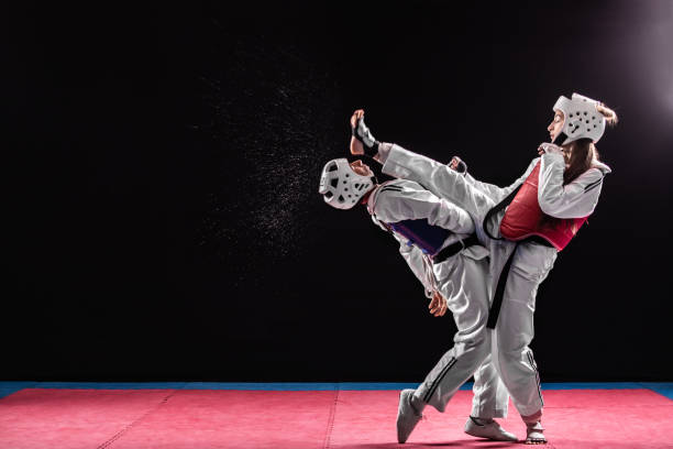 hombre y mujer taekwondo combate - taekwondo fotografías e imágenes de stock