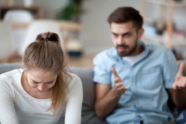 esposa triste sensación abajo escuchado marido loco gritando - mental abuse fotografías e imágenes de stock