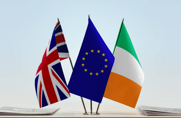 banderas de la unión europea reino unido e irlanda - brexit fotografías e imágenes de stock