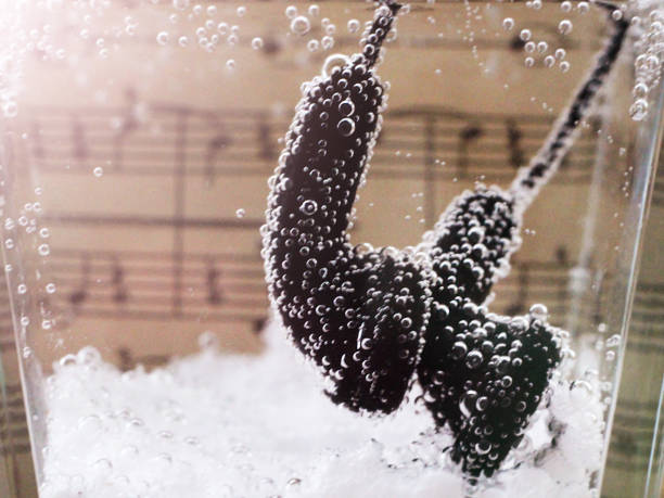 auriculares negro en agua con burbujas - water bubbles audio fotografías e imágenes de stock