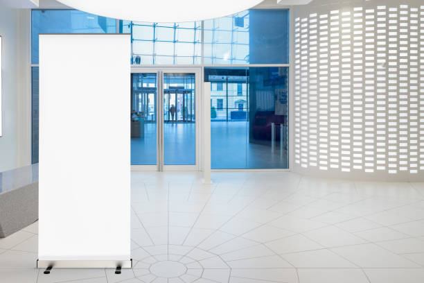 blanco rueda para arriba el soporte de la bandera en el interior de la oficina contemporánea - rolling fotografías e imágenes de stock