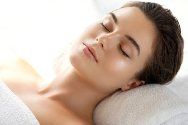 frau mit perfekt glatte haut - massaging facial massage human face beautician stock-fotos und bilder