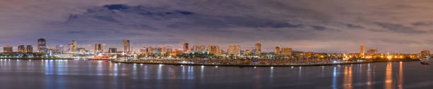 long beach california panorama w nocy w pochmurną noc - los angeles county long beach california sunset zdjęcia i obrazy z banku zdjęć