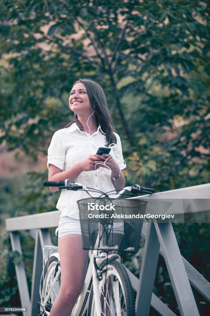 Gestionar Aturdir A tiempo Sonriente Mujer Joven Escuchar Música Y Montar En Bicicleta Foto de stock y  más banco de imágenes de Actividades recreativas - iStock