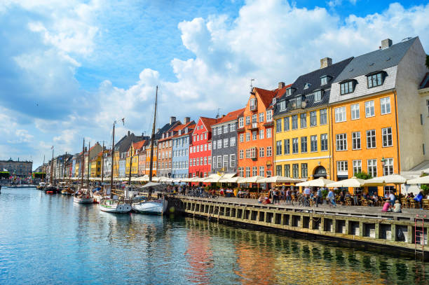 nasyp nyhavn w słońcu, kopenhaga - nyhavn canal zdjęcia i obrazy z banku zdjęć