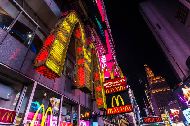 fast-food do mcdonald's à noite em nova york, eua - times square billboard street night - fotografias e filmes do acervo