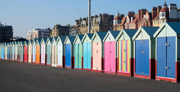 a row of twenty five colourful beach huts, brighton, uk - hove imagens e fotografias de stock