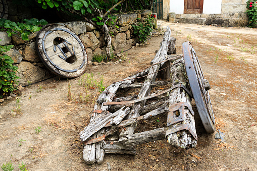 Restos de un carro de bueyes tradicional del dos-rodador photo