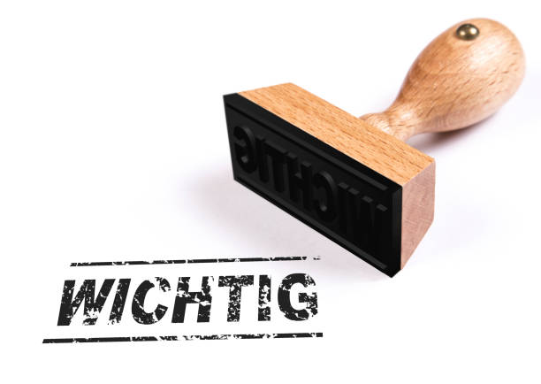 text "wichtig" stamped on white sheet of paper. - wichtig imagens e fotografias de stock