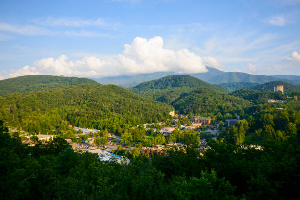 gatlinburg, skyline del tennessee e smoky mountains - great smoky mountains gatlinburg great smoky mountains national park appalachian mountains foto e immagini stock