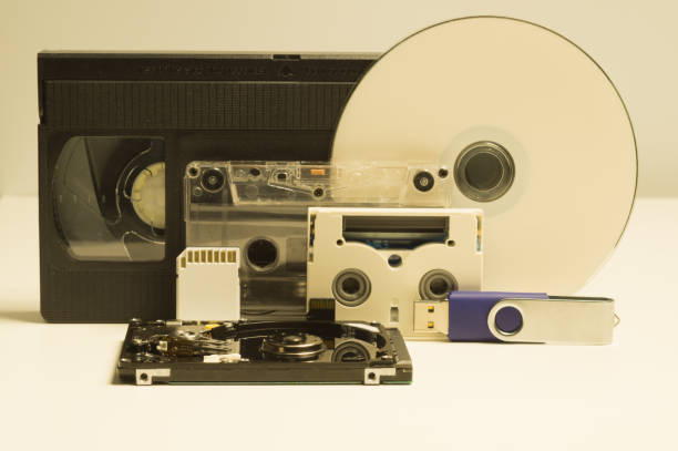 varios tipos de medios de comunicación. disco compacto. tarjeta de memoria. cassettes de audio y video. impulsión del flash del usb. evolución de los tipos de medios de comunicación - wind instrument flash fotografías e imágenes de stock