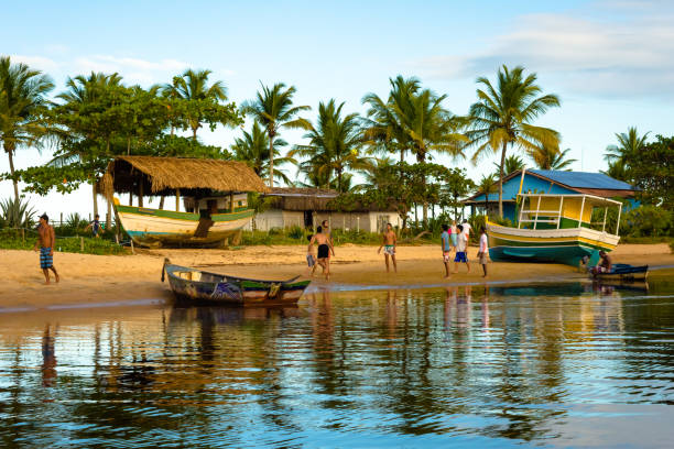 villa de caraíva, porto seguro, bahia, brasil - 22 de julio de 2018: personas de disfrutando la tarde jugando al fútbol en la playa de río - number of people riverbank beach river fotografías e imágenes de stock