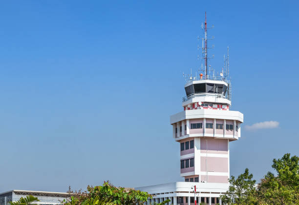 国際空港の管制塔 - air traffic control tower airport runway air travel ストックフォトと画像