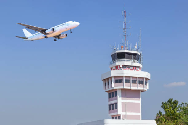 離陸飛行機旅客機を国際空港の管制塔 - air traffic control tower airport runway air travel ストックフォトと画像