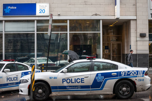 deux voitures de service de police de montréal (spvm) debout devant un poste de police local. le spvm est le service de police municipal montréal (québec), - police quebec traffic montreal photos et images de collection