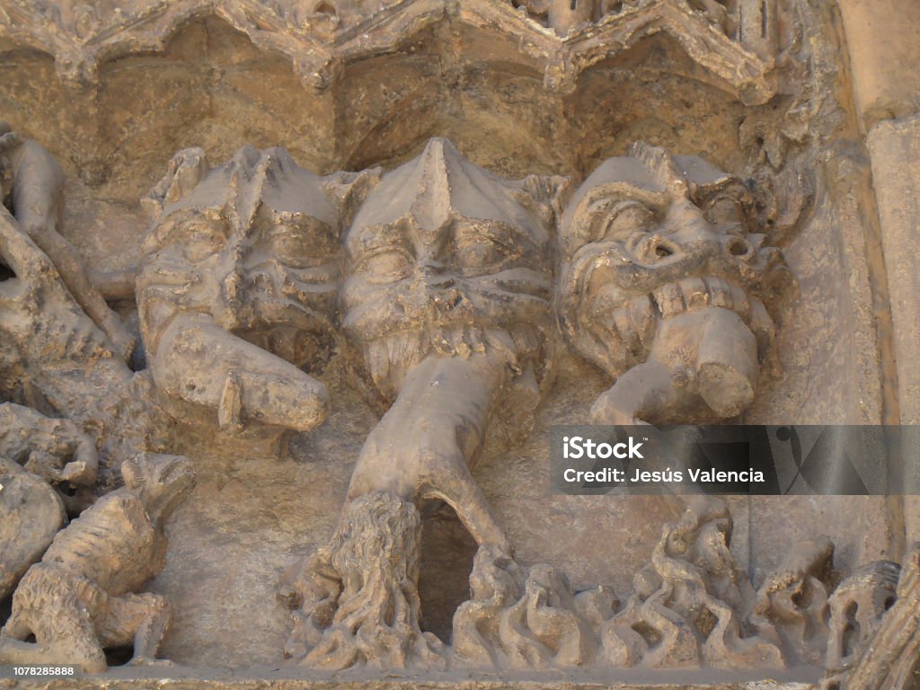 Estatuas De Demonios Devorando Condenados Al Infierno En La Portada Central  De La Catedral De León Foto de stock y más banco de imágenes de España -  iStock