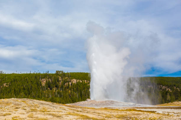 istock Old faithful Gersyer 1078297068